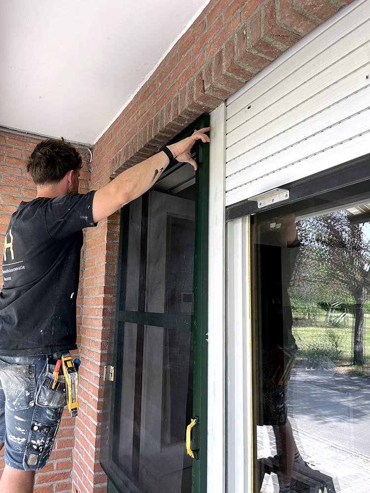 Raamkader buiten schilderen