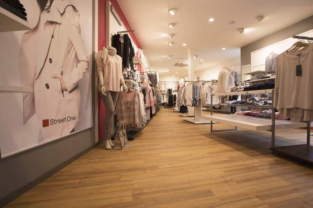 Winkelinrichting met houten systeemvloer