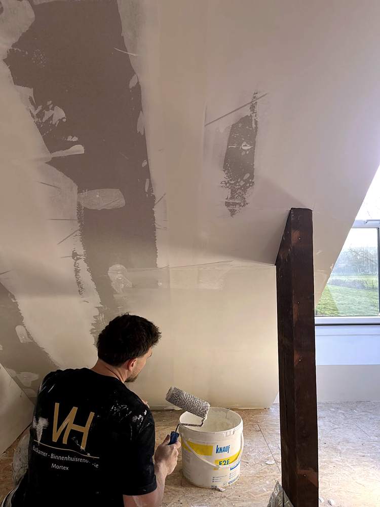 Pleisterwerk aan plafond en wand wordt afgewerkt